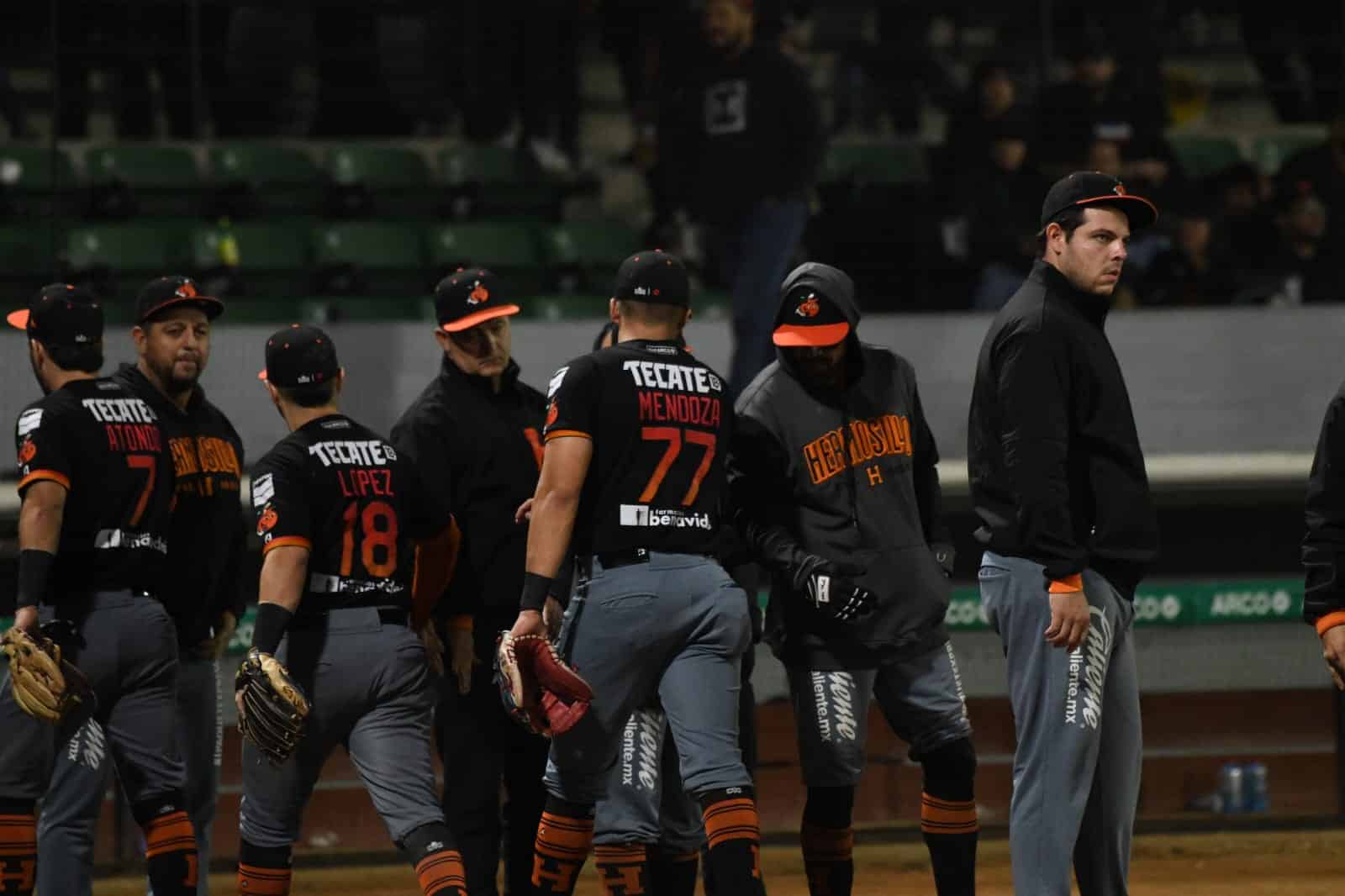 Naranjeros le propina par de blanqueadas a Guasave
