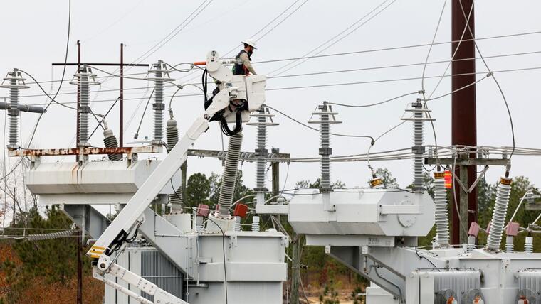 Negocios y familias siguen sin energía eléctrica en Carolina del Norte