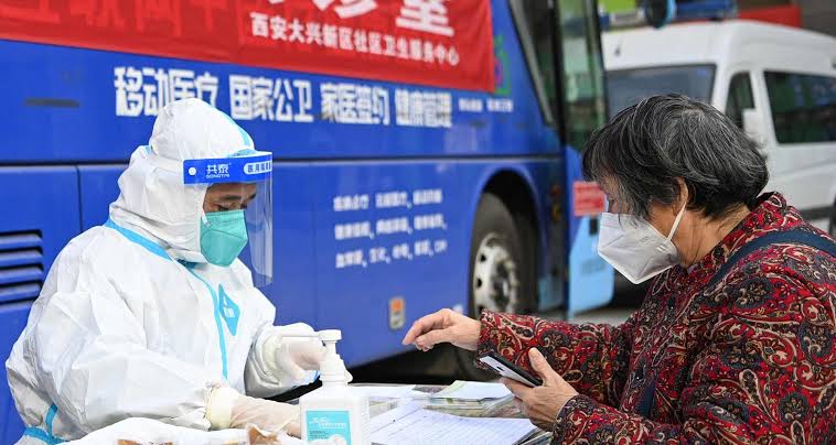 OMS y China se reúnen para hablar sobre el incremento de COVID-19