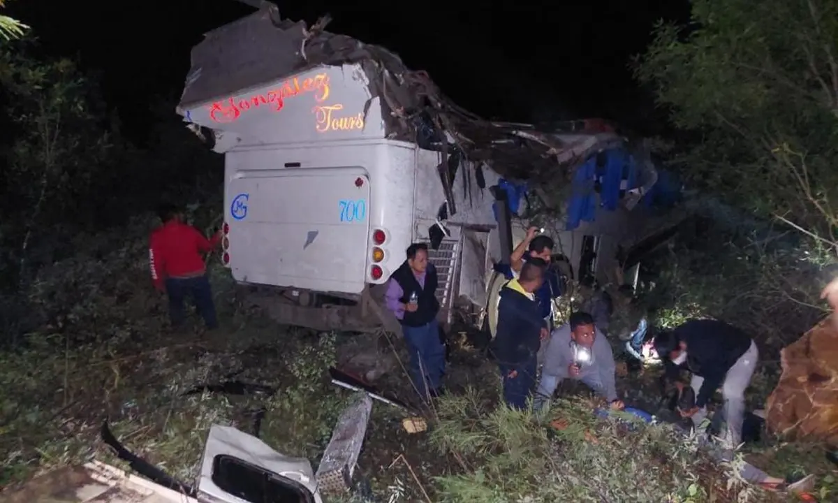 ¡Trágico! Tres muertos y 36 personas heridas deja saldo una volcadura de autobús en Oaxaca