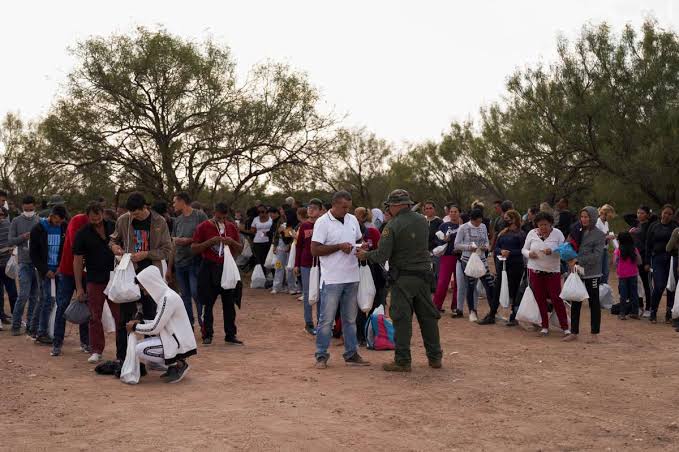Patrulla Fronteriza detiene a 704 migrantes en Texas; había 12 menores no acompañados