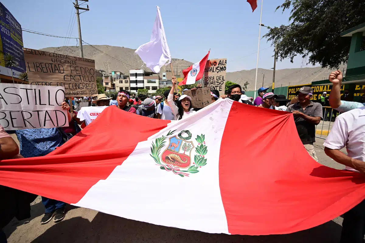 Perú aprueba elecciones adelantadas