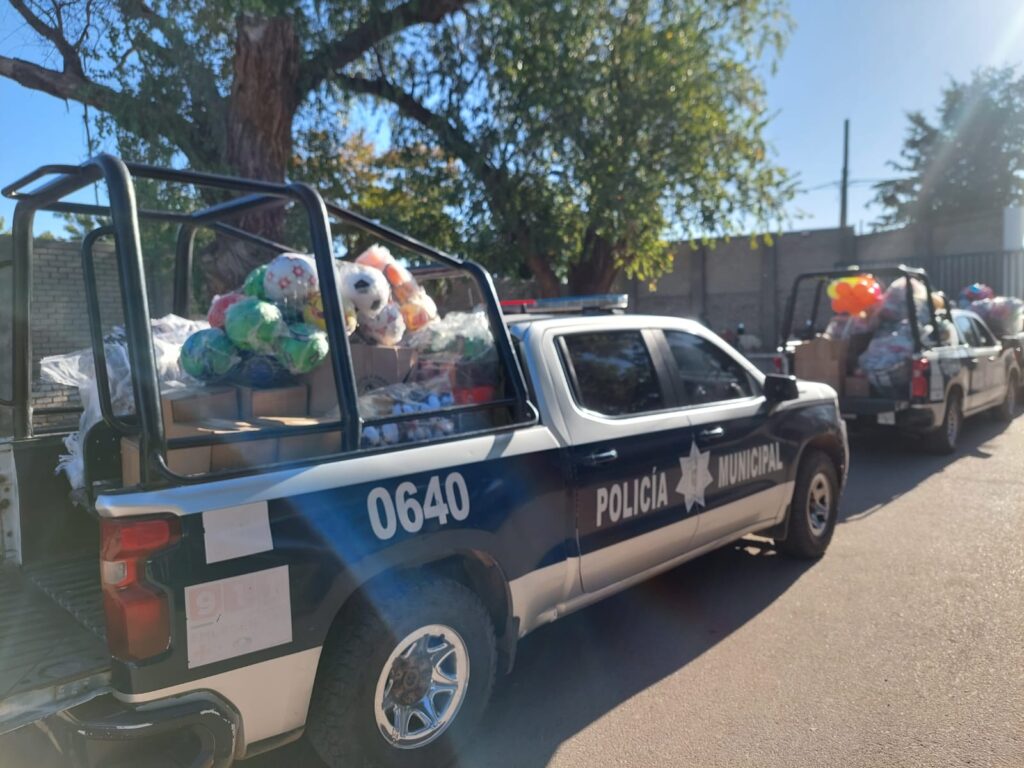 Policías de Guasave llevan regalos a familias vulnerables