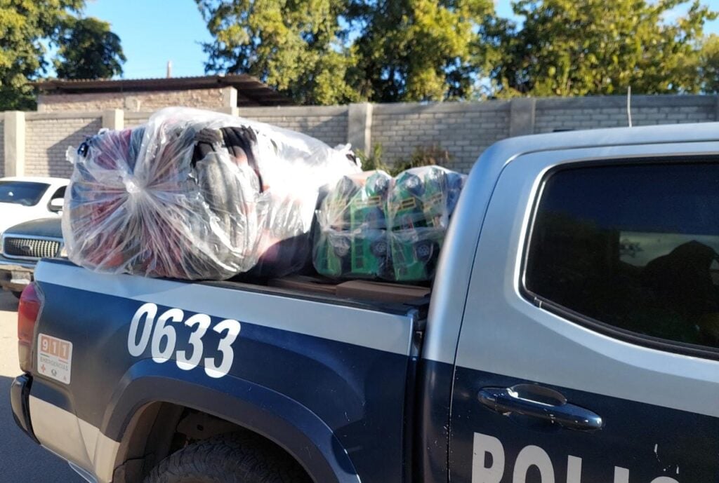 Policías de Guasave llevan regalos a familias vulnerables