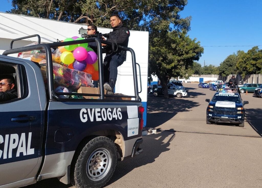 Policías de Guasave llevan regalos a familias vulnerables