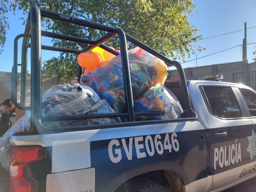 Policías de Guasave llevan regalos a familias vulnerables