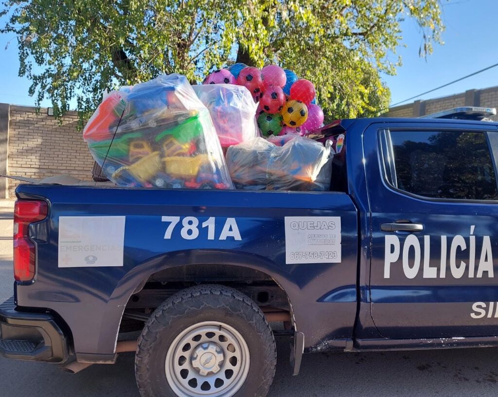 Policías de Guasave llevan regalos a familias vulnerables