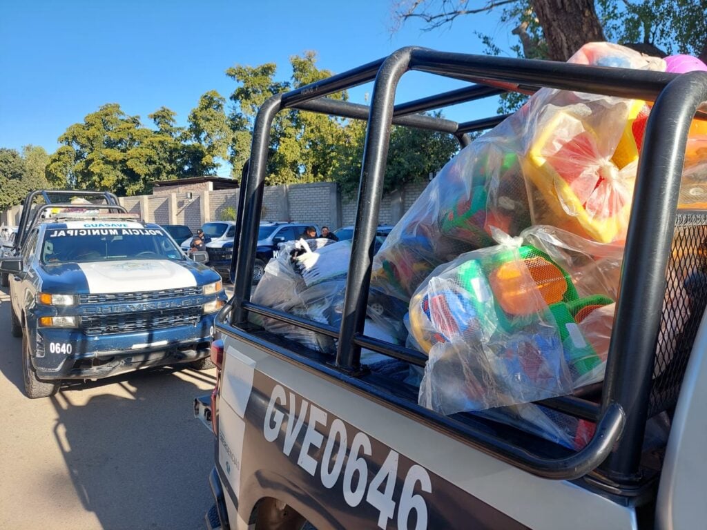Policías de Guasave llevan regalos a familias vulnerables
