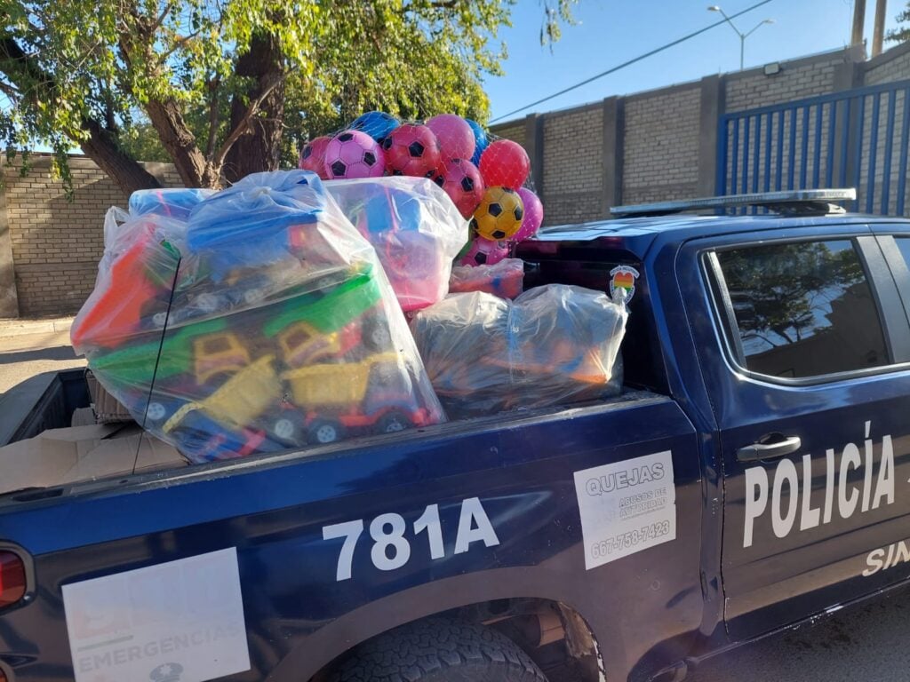 Policías de Guasave llevan regalos a familias vulnerables