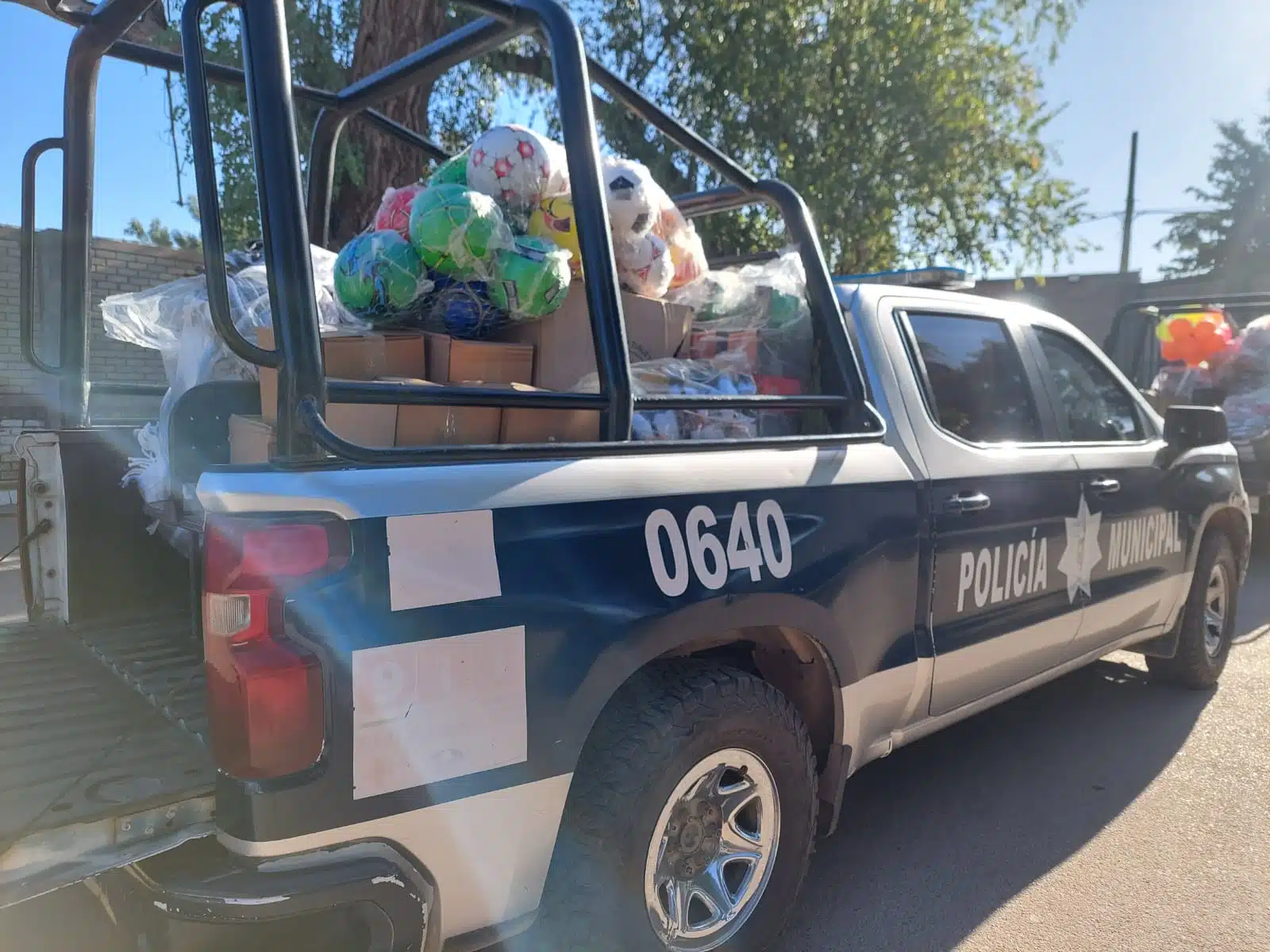 Policías de Guasave llevan regalos a familias vulnerables