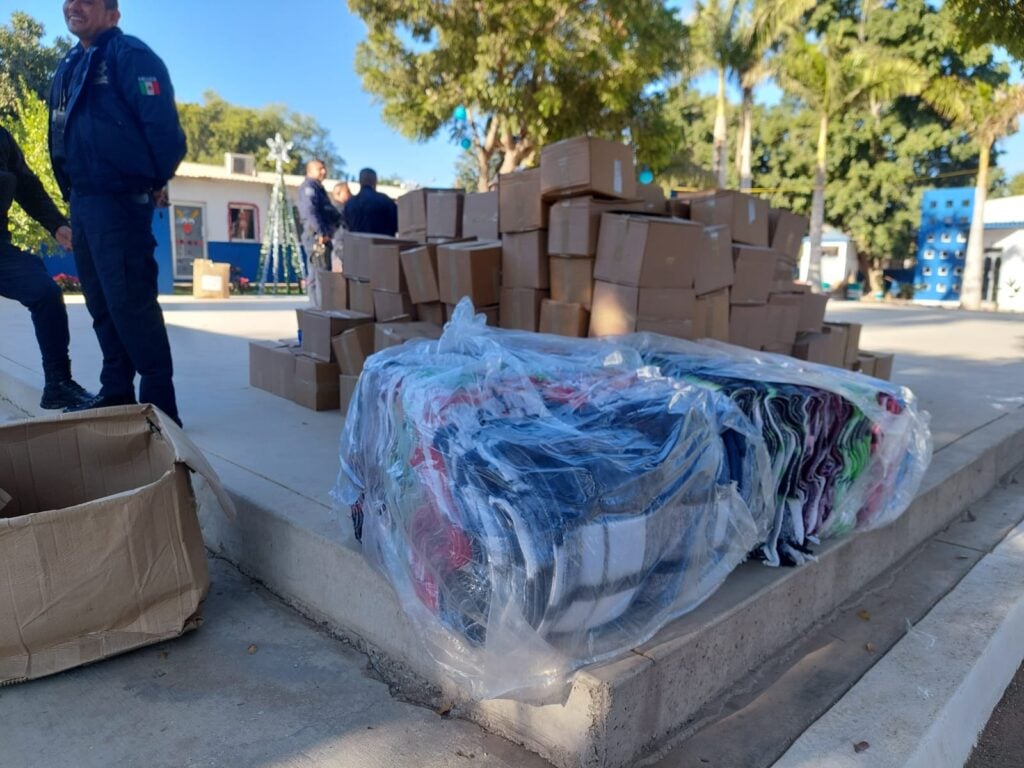Policías de Guasave llevan regalos a familias vulnerables 