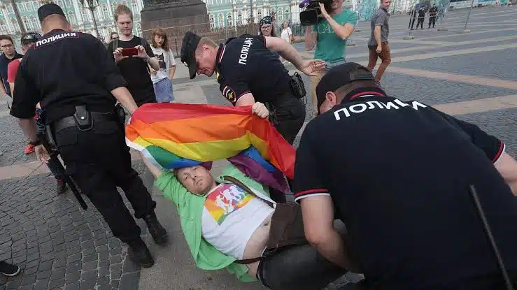 Putin firma ley contra propaganda LGBT; activistas de los Derechos Humanos la rechazan