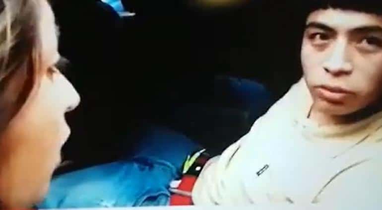 ¡Le dolió! Mujer cachetea a su hijo ladrón al ser detenido: 