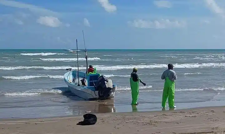 Rescatan a 5 pescadores tras naufragio en el Golfo de México