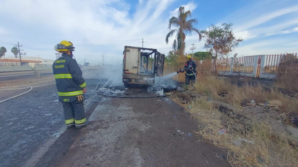 Se incendia camioneta en plena carretera 