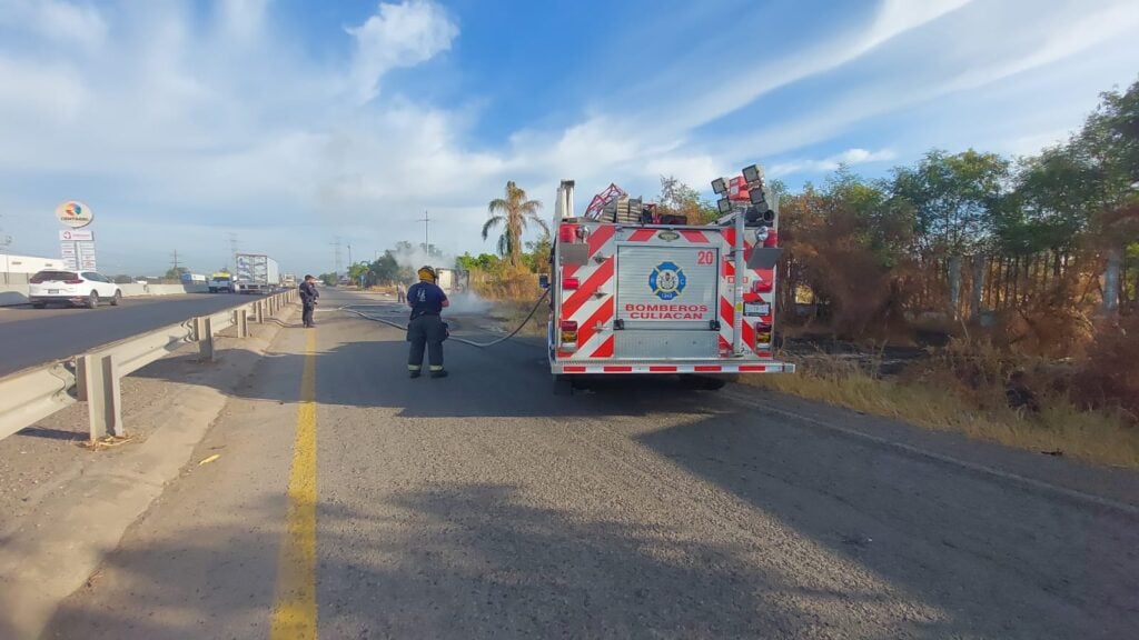 Se incendia camioneta en plena carretera