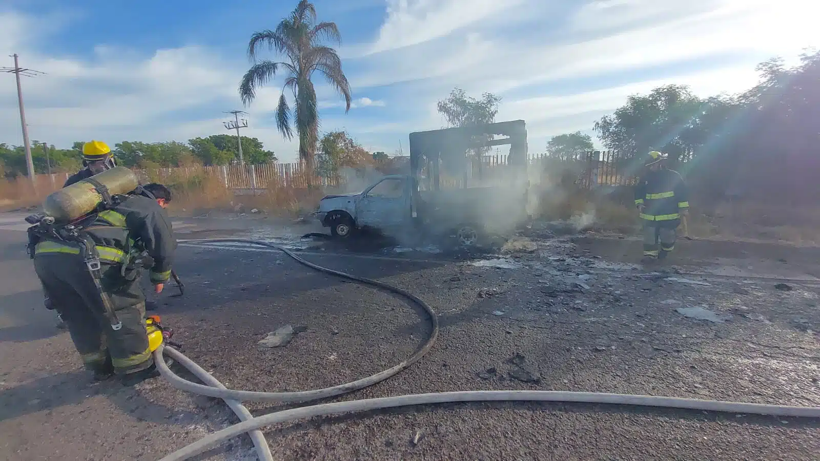 Se incendia camioneta en plena carretera