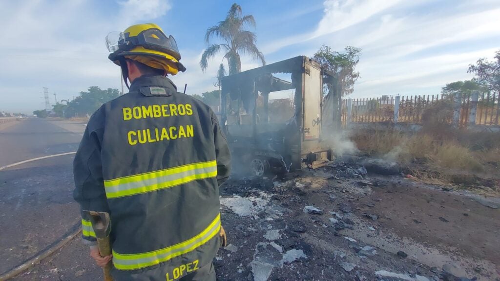 Se incendia camioneta en plena carretera