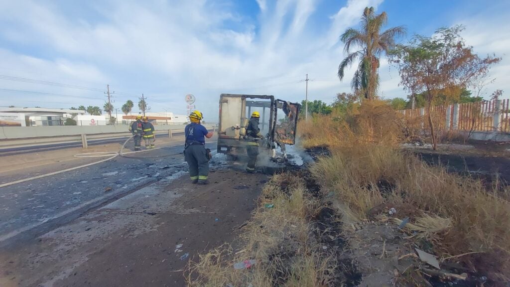 Se incendia camioneta en plena carretera