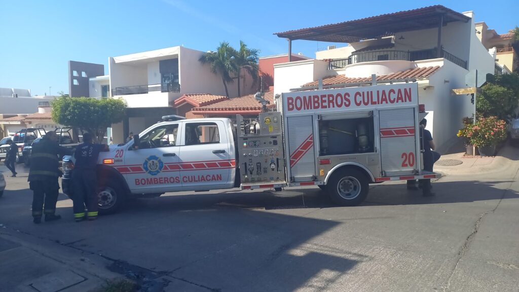 Se incendia camioneta estacionada en cochera al sur de Culiacán