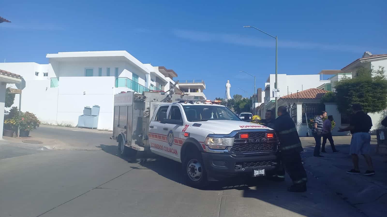 Se incendia camioneta estacionada en cochera al sur de Culiacán (3)