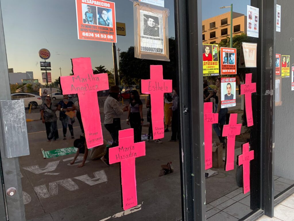 Se plantan feministas en la FGE; piden un alto a los asesinatos de mujeres en Sinaloa (3)