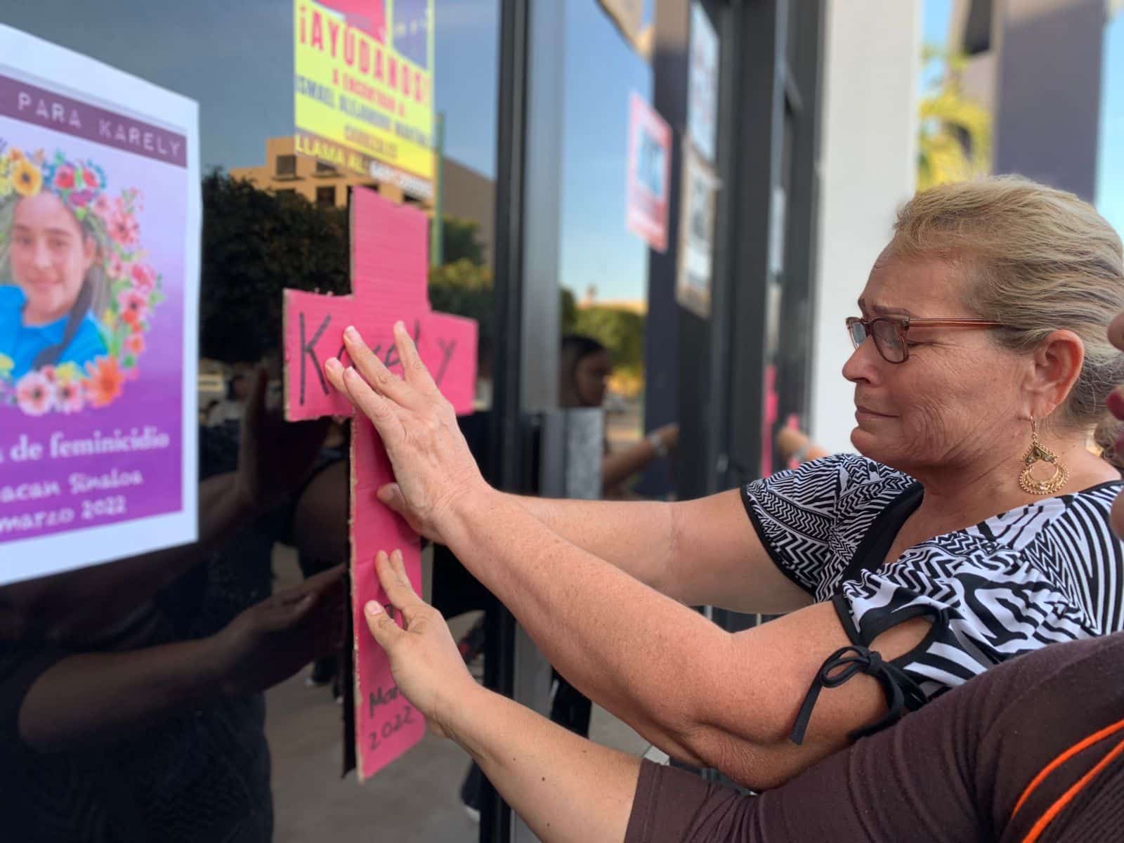Se plantan feministas en la FGE; piden un alto a los asesinatos de mujeres en Sinaloa (4)