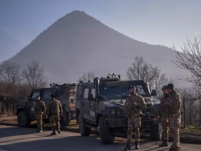 Serbia pone a sus fuerzas armadas en máxima alerta