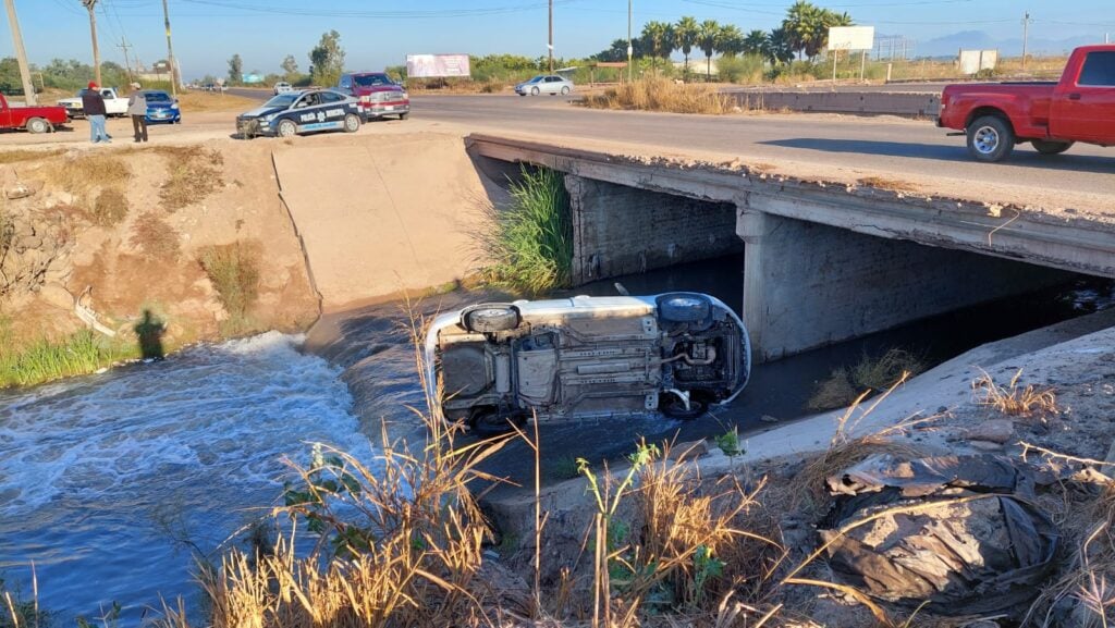 Susto vísperas Nochebuena adultos mayores accidente canalazo Ahome