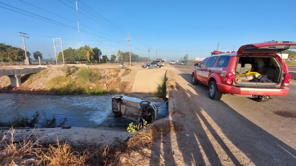 Susto vísperas Nochebuena adultos mayores accidente canalazo Ahome 