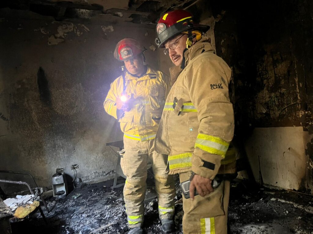 Tras incendio en una vivienda, rescatan a persona atrapada en un tercer piso en Mazatlán (2)