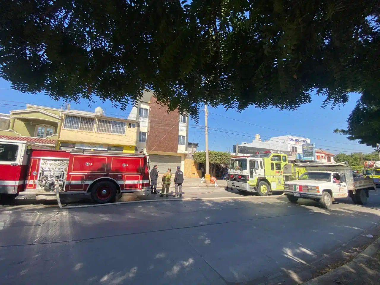 Tras incendio en una vivienda, rescatan a persona atrapada en un tercer piso en Mazatlán