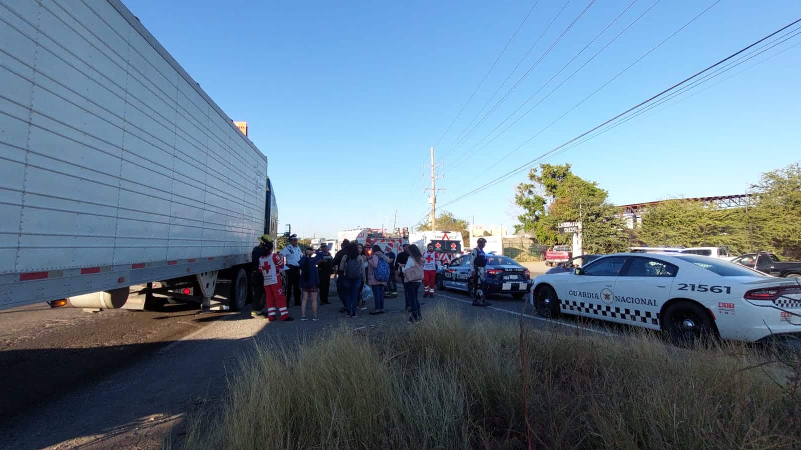 Turistas sufren aparatoso accidente en la Jesús Kumate de Culiacán (2)
