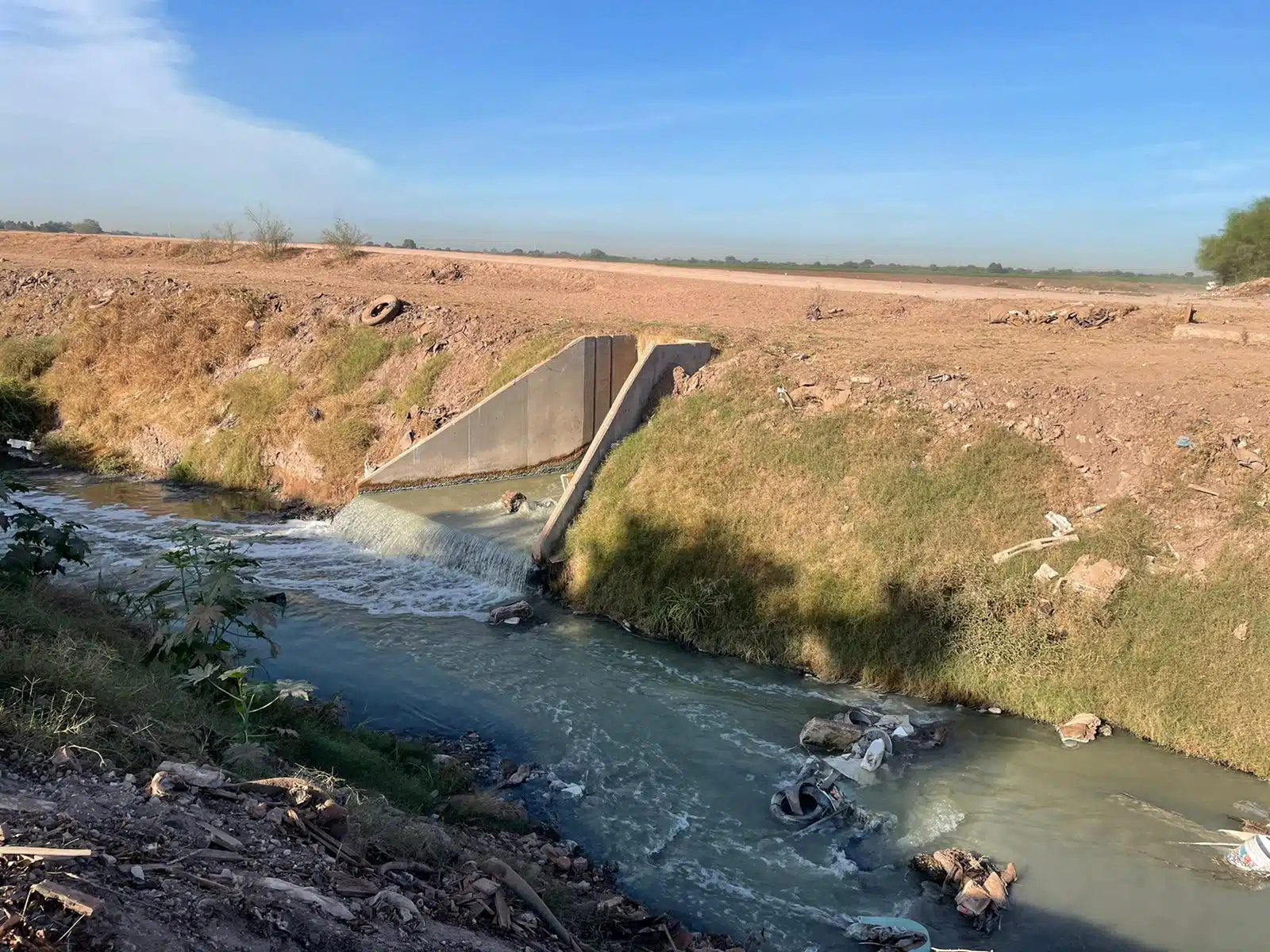 “Una peste que no se soporta y enfermedades”: Denuncian contaminación del dren Zacatecas en Mochis