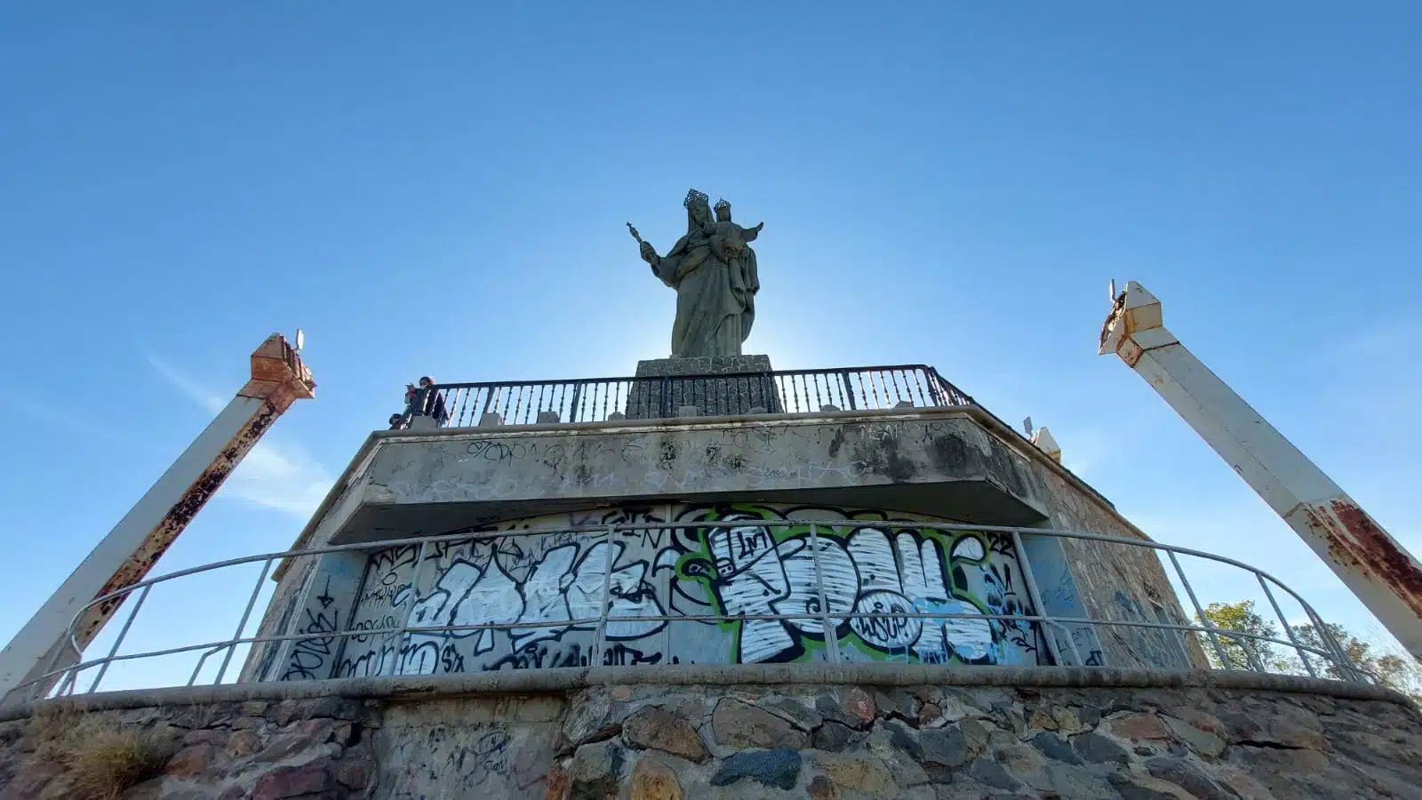 Vandalizan con grafitis la Virgen del Valle en el Cerro de la Memoria de Los Mochis (4)