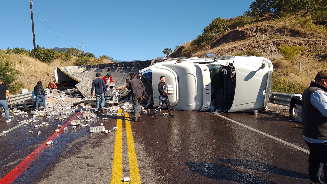 Vuelca tráiler cargado de cerveza