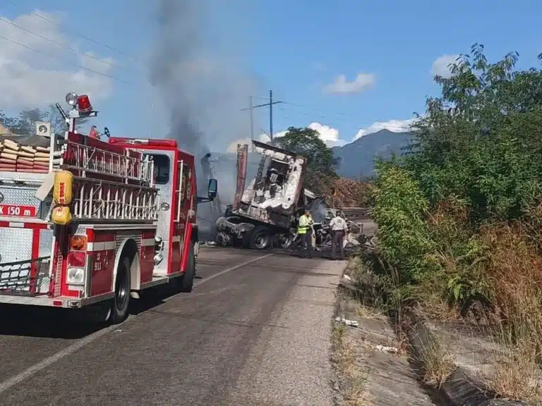 Fallece operador de tráiler accidentado por la Mazatlán-Durango; era de Sonora