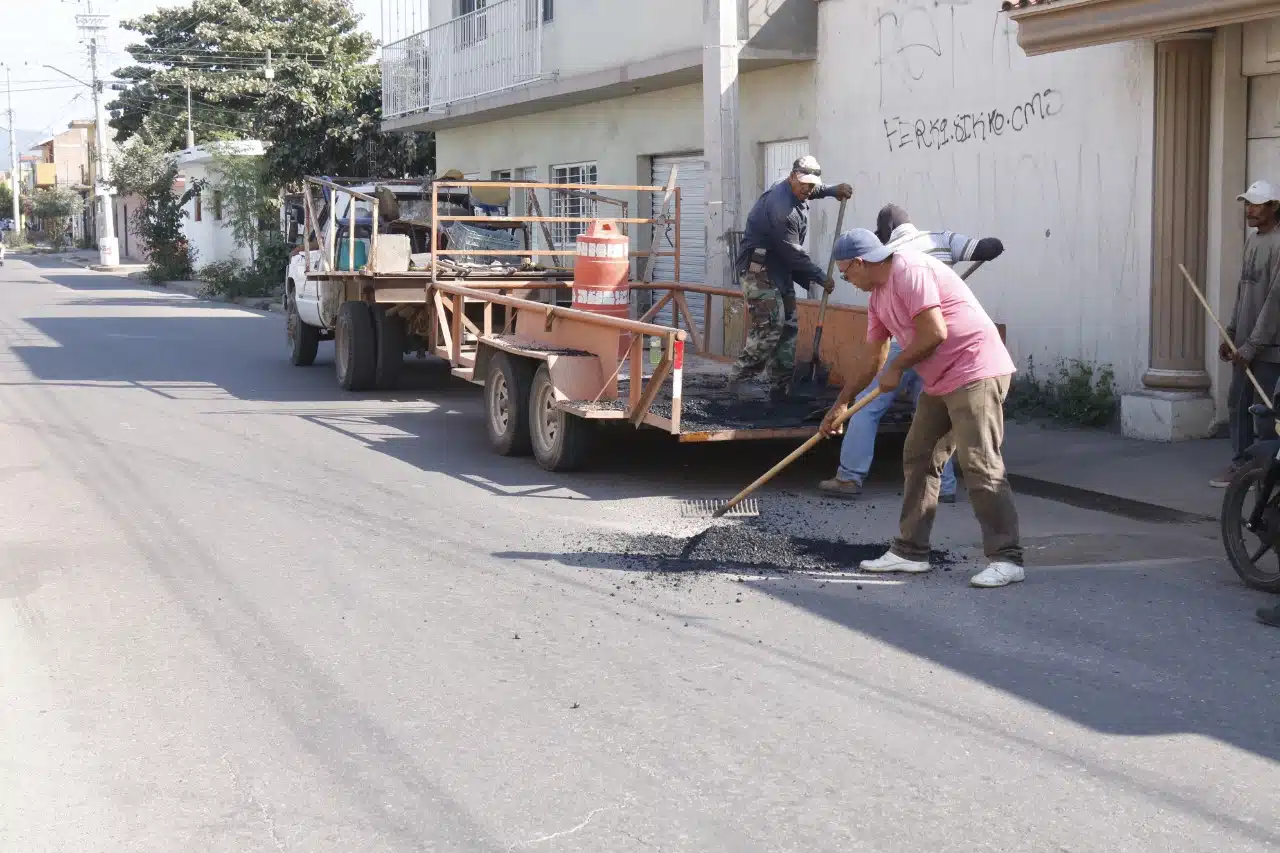 Escuinapa se prepara para fiestas de fin de año: Llevan a cabo jornada de bacheo