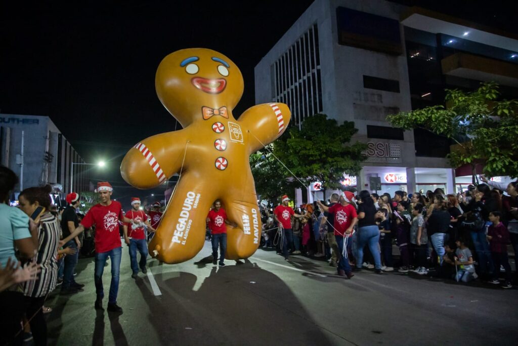 ¡Una noche llena de magia! Impresionante desfile navideño de Kuroda en Culiacán /Fotos Jesús Verdugo