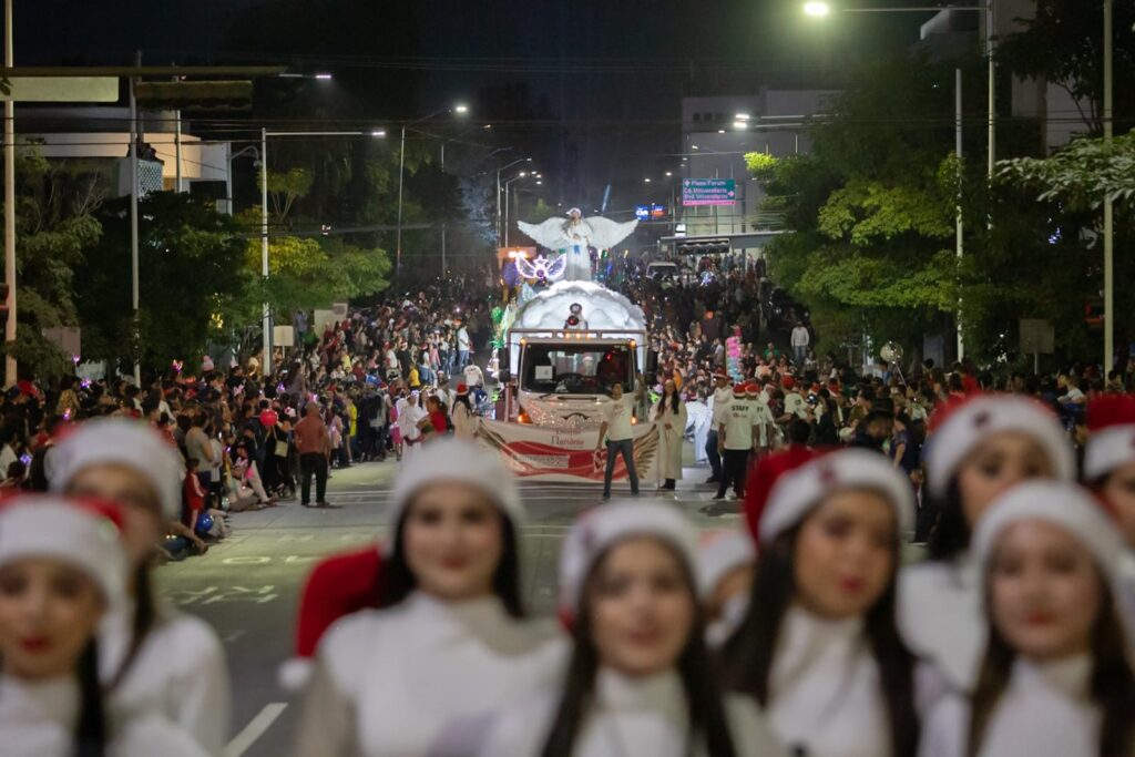 ¡Una noche llena de magia! Impresionante desfile navideño de Kuroda en Culiacán