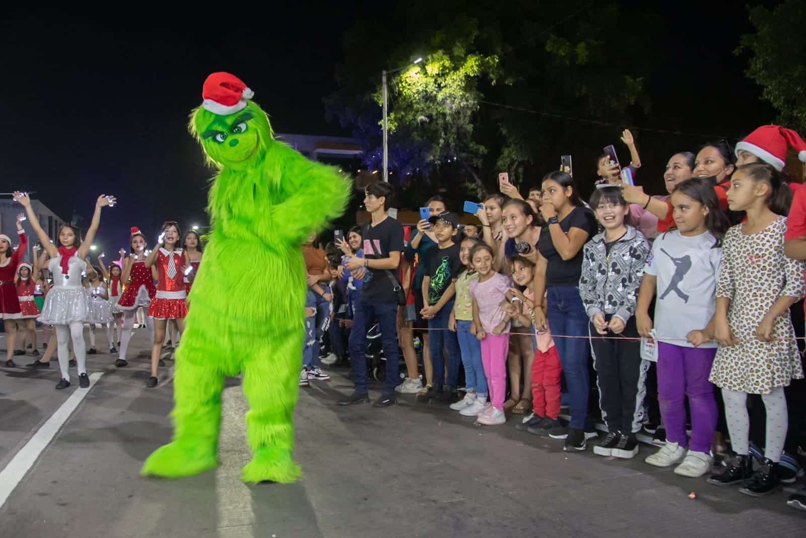 ¡Una noche llena de magia! Impresionante desfile navideño de Kuroda en Culiacán /Fotos Jesús Verdugo