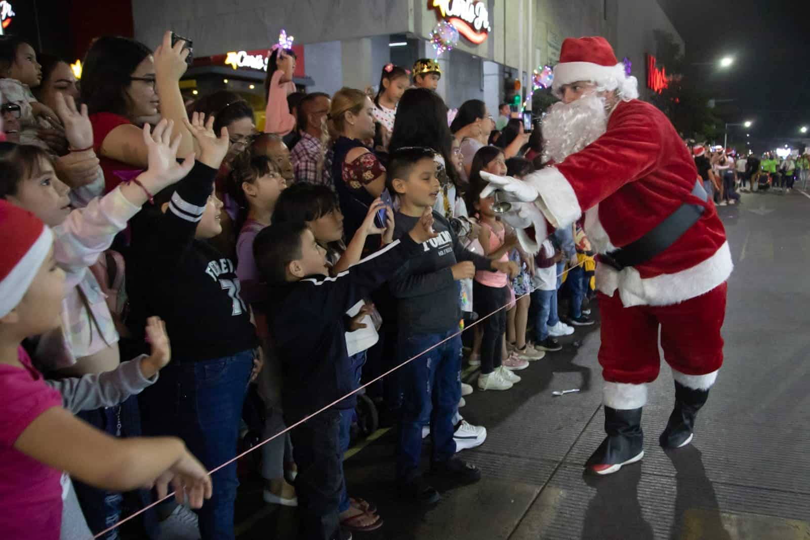 ¡Una noche llena de magia! Impresionante desfile navideño de Kuroda en Culiacán /Fotos Jesús Verdugo