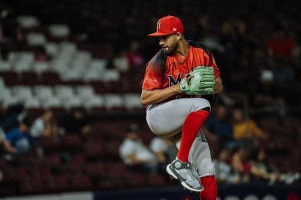 José Luis Bravo inició por Tomateros y sucumbió en trabajo de 5 innings y 1 tercio.