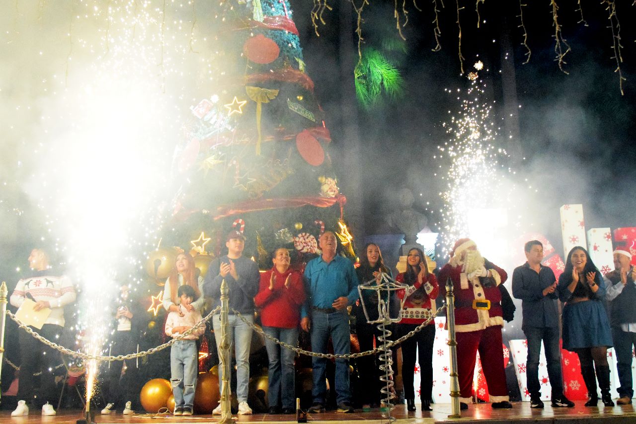 ¡Llegó la magia! En El Fuerte encienden el pino de la Navidad.