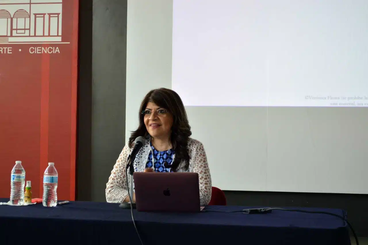 “Escribir en México es un acto heroico”, asevera Verónica Flores en conferencia impartida en la FIL Culiacán