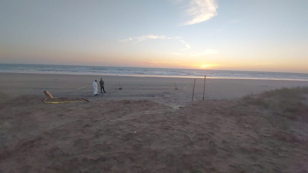 ¡A unos metros del mar! Enterrado y desnudo fue localizado un hombre en la playa al sur de Culiacán