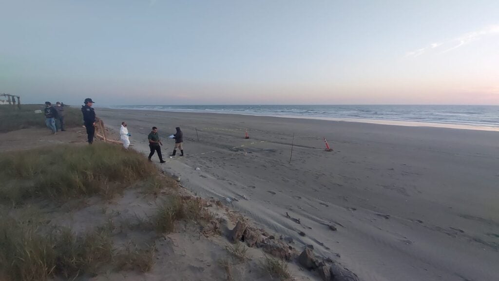 ¡A unos metros del mar! Enterrado y desnudo fue localizado un hombre en la playa al sur de Culiacán