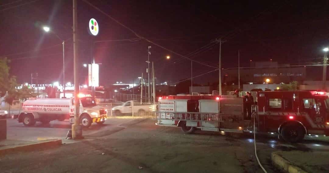 Quema de basura provoca fuerte incendio en edificio abandonado de Culiacán