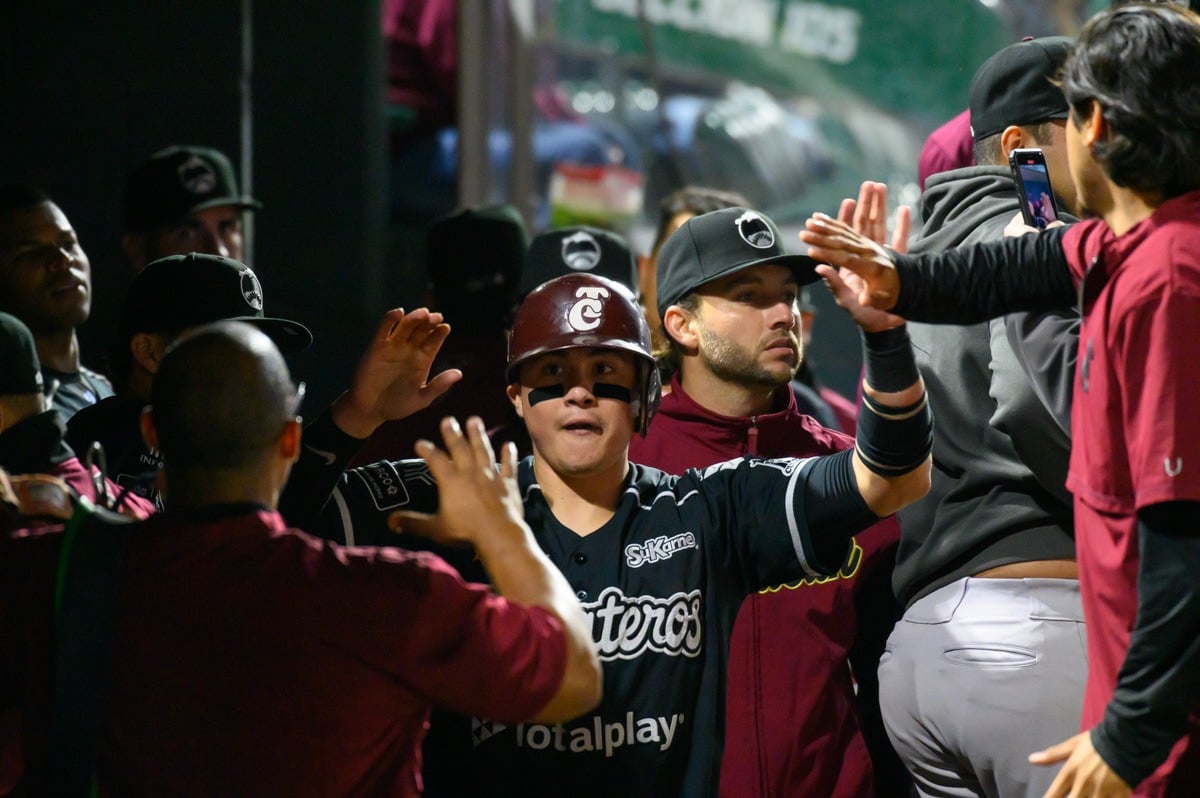 ¡Batazo clave! Ahomense impulsa a Tomateros sobre Cañeros en día de homenaje a Oliver Pérez