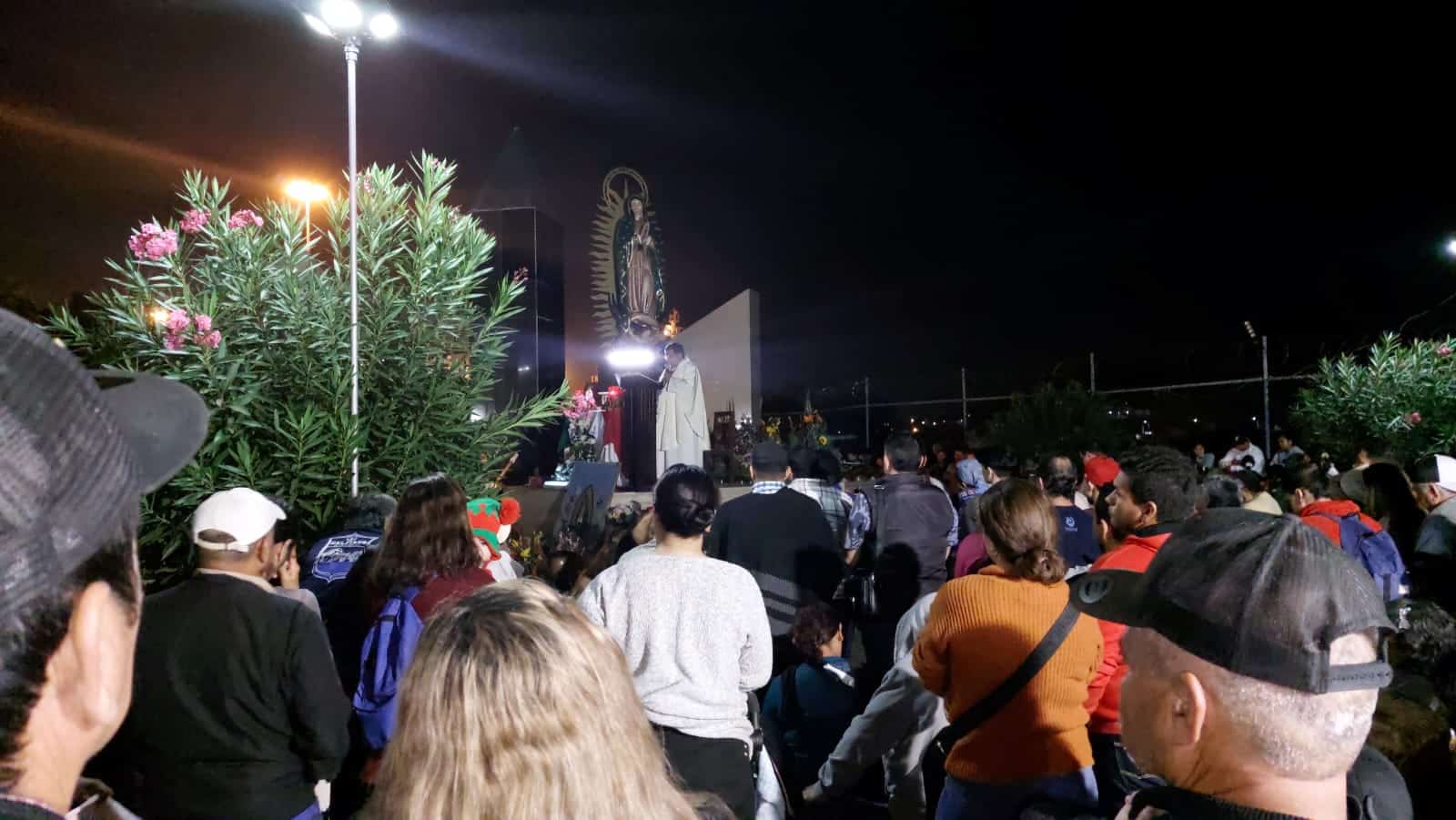 Cientos de personas veneran a la Virgen de Guadalupe, la protectora del puerto de Mazatlán